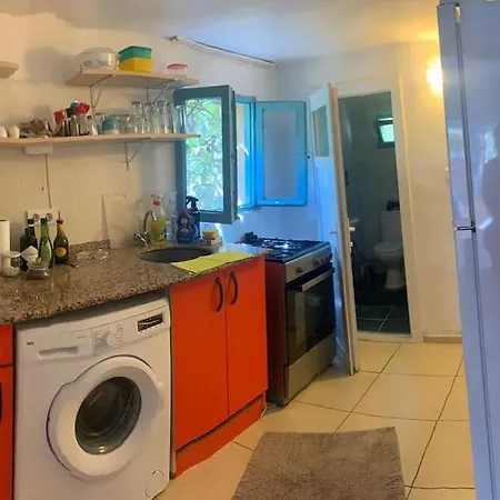 Begonviller Icinde Sirin Bir Ev Kaş