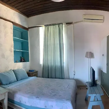 Begonviller Icinde Sirin Bir Ev Kaş
