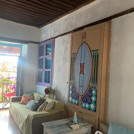 Nyaraló Begonviller Icinde Sirin Bir Ev
