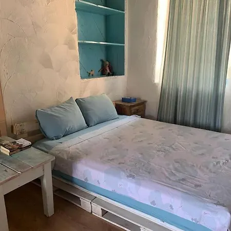 Begonviller Icinde Sirin Bir Ev Kaş